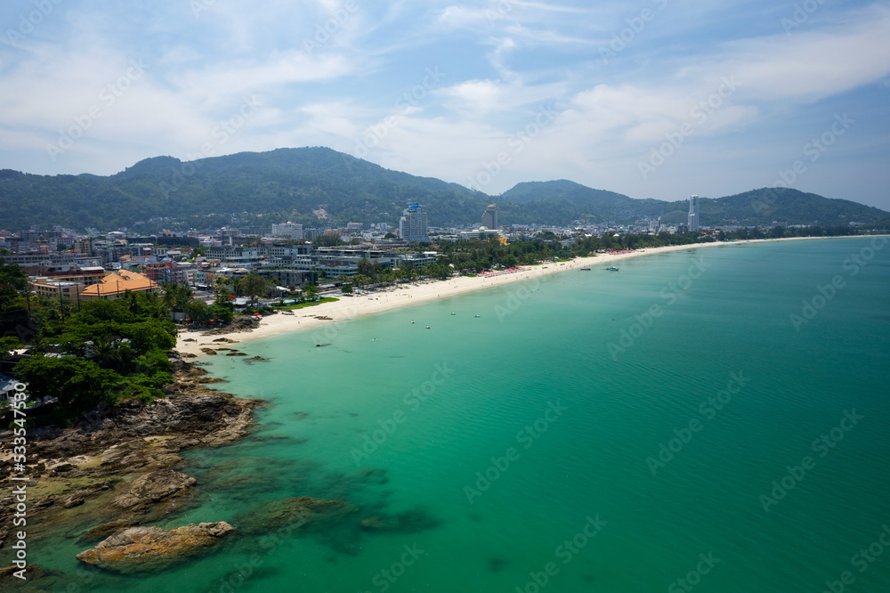 美丽的泰国普吉岛芭东海滩，安达曼令人惊叹的海滩沙滩旅游目的地