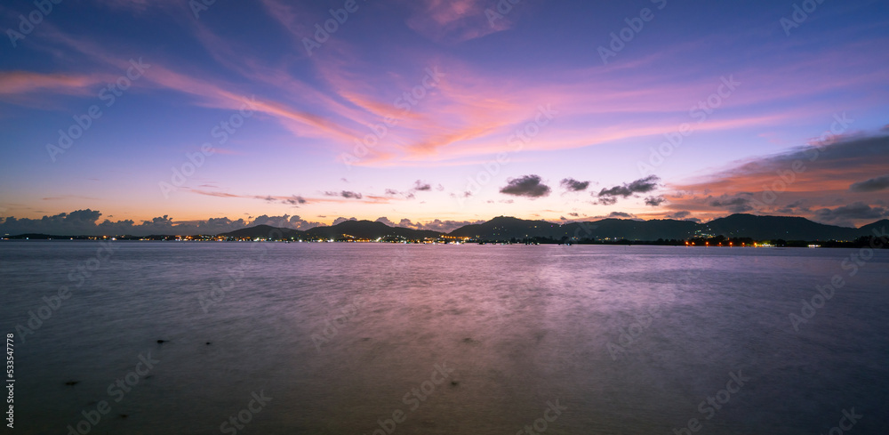 风景壮丽的云朵长时间暴露在天空中日落或海上日出时反射