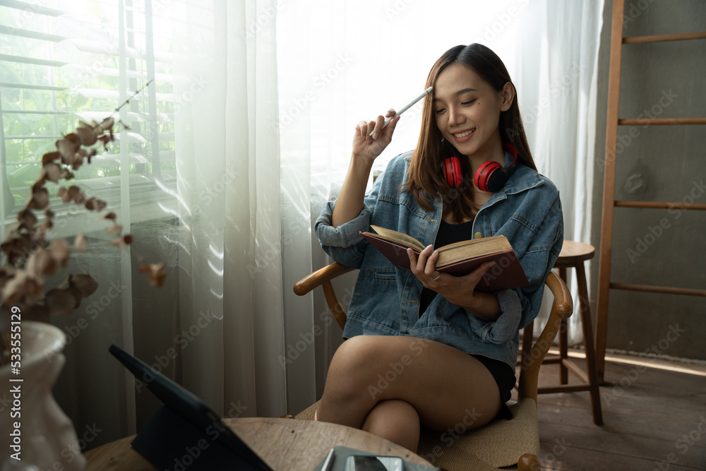 女人在咖啡馆看书，享受咖啡休息。