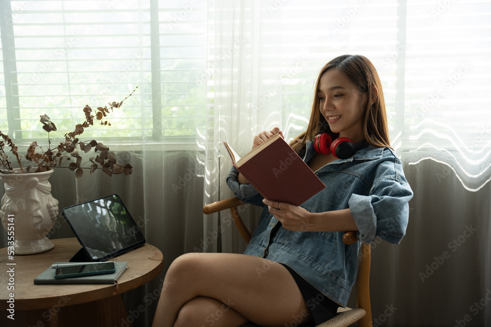 女人在咖啡馆看书，享受咖啡休息。