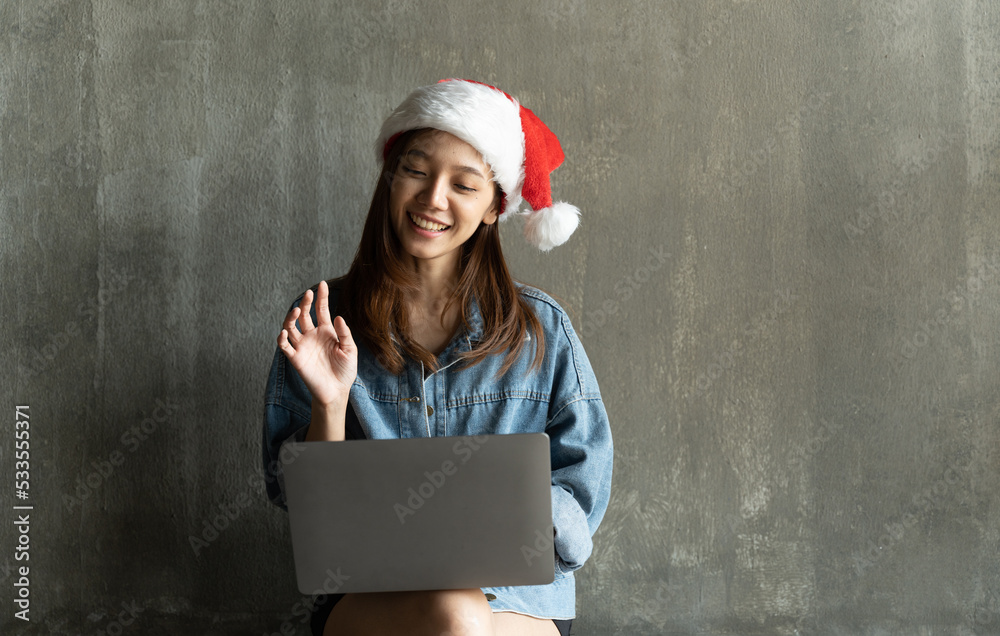 圣诞节假期网上购物。自由职业女孩在家办公。女性在不打字