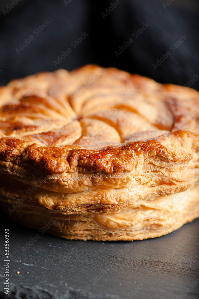 用鸡蛋花和蓝莓新鲜制作和烘焙的Pithivier