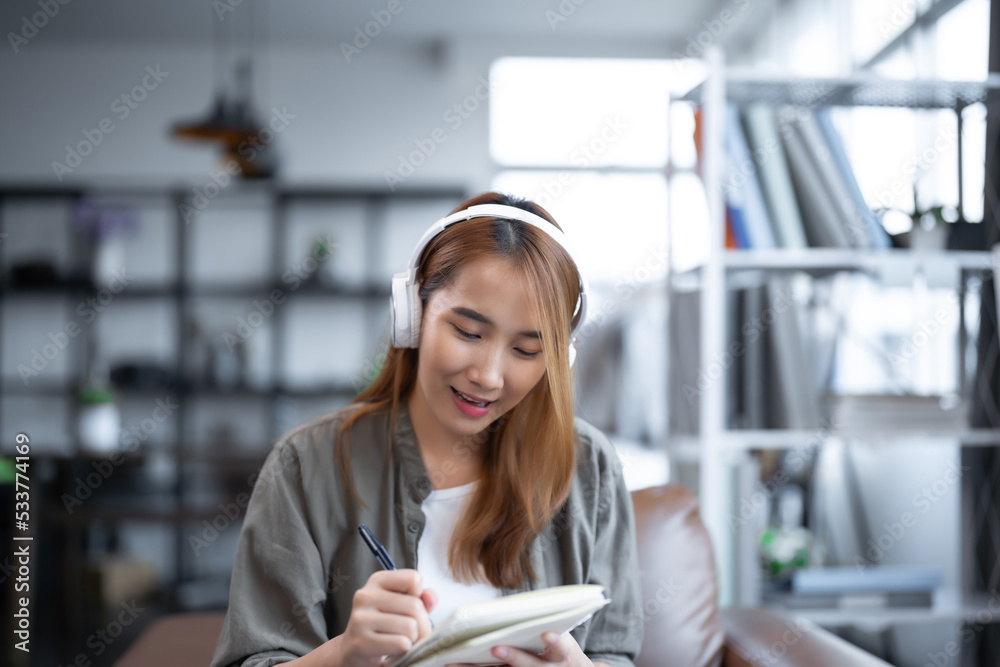 年轻的亚洲女性从在线课堂或会议商务研讨会上总结信息。