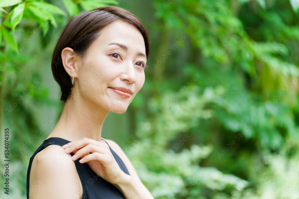 公園でリラックスする女性のポートレート