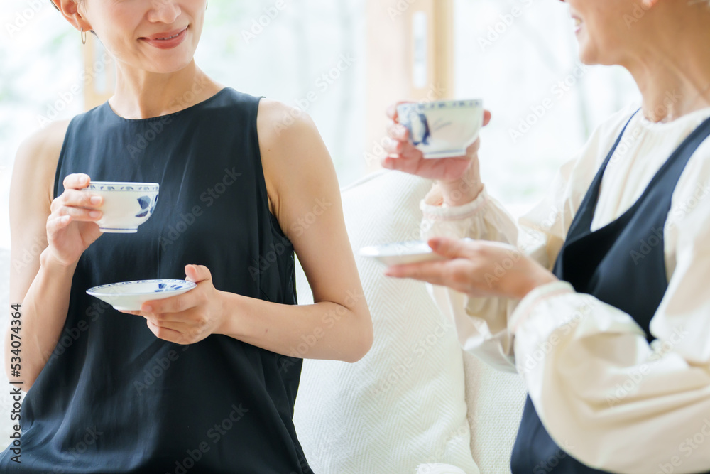 リビングでお茶を飲む親子