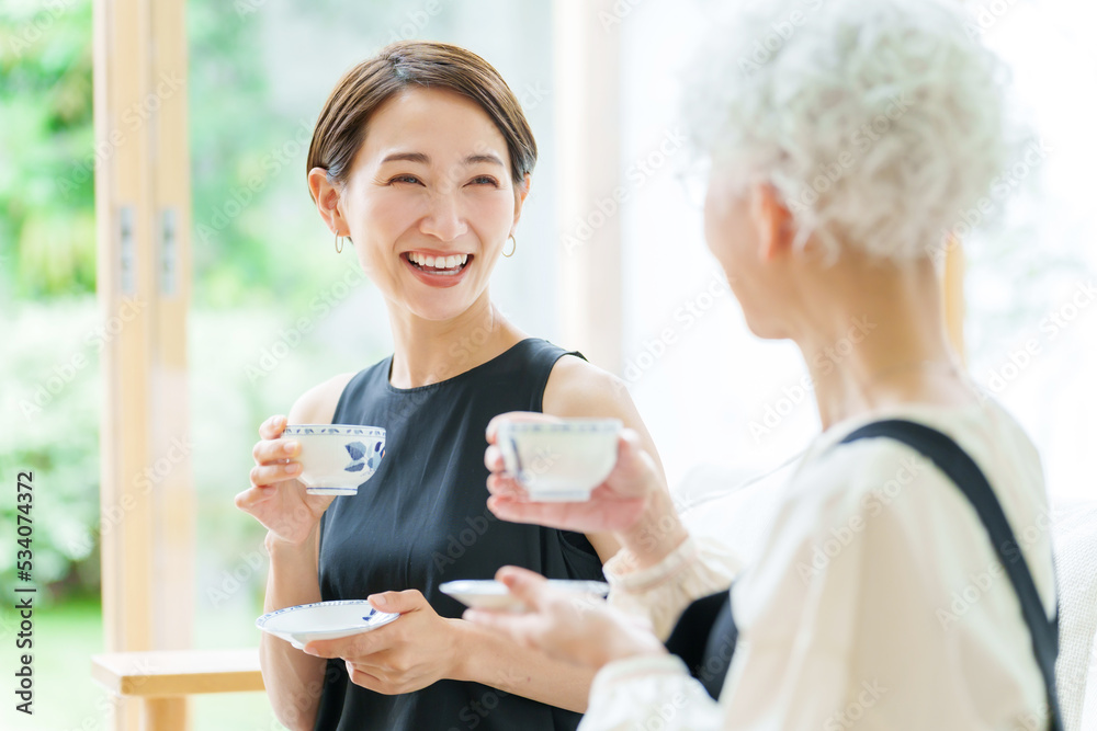 リビングでお茶を飲む親子