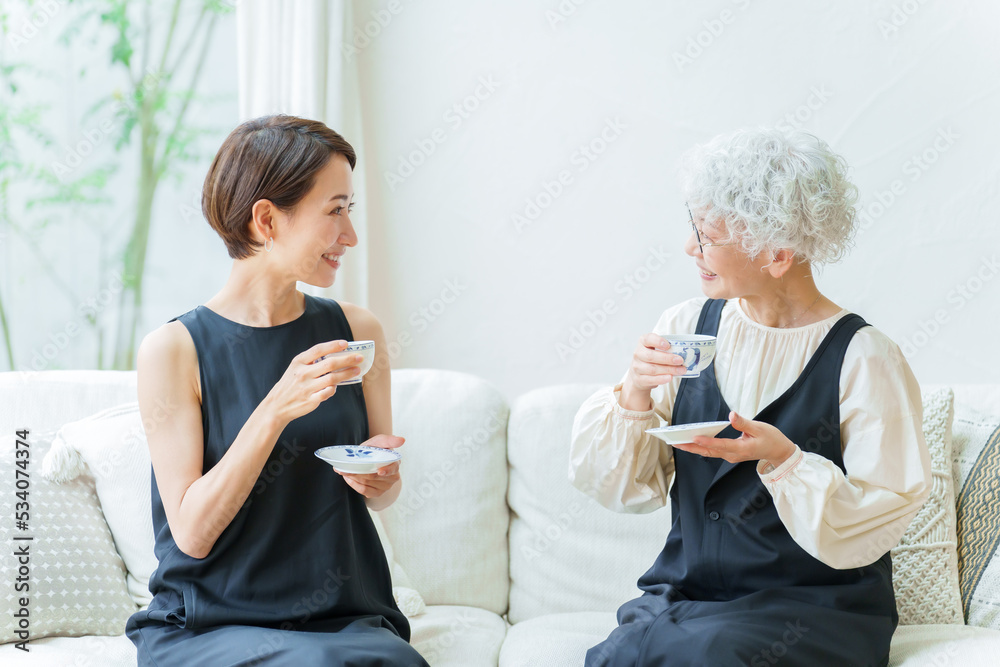 リビングでお茶を飲む親子