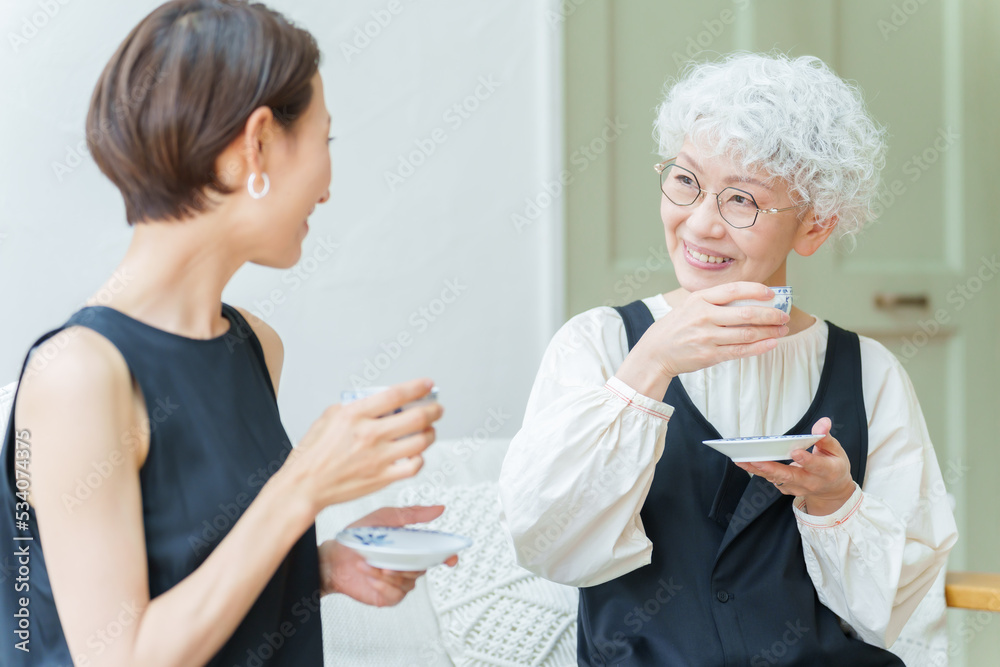 リビングでお茶を飲む親子