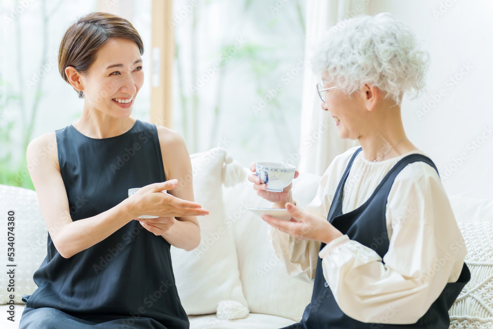 リビングでお茶を飲む親子