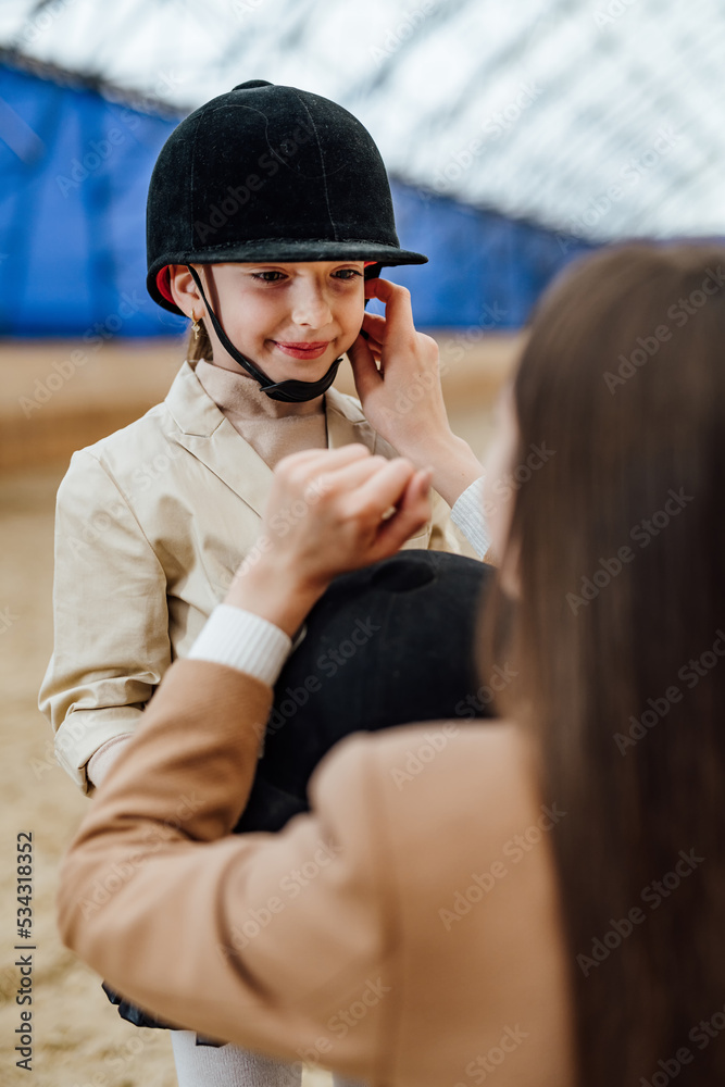 美丽女孩户外活动。可爱女孩训练骑马。