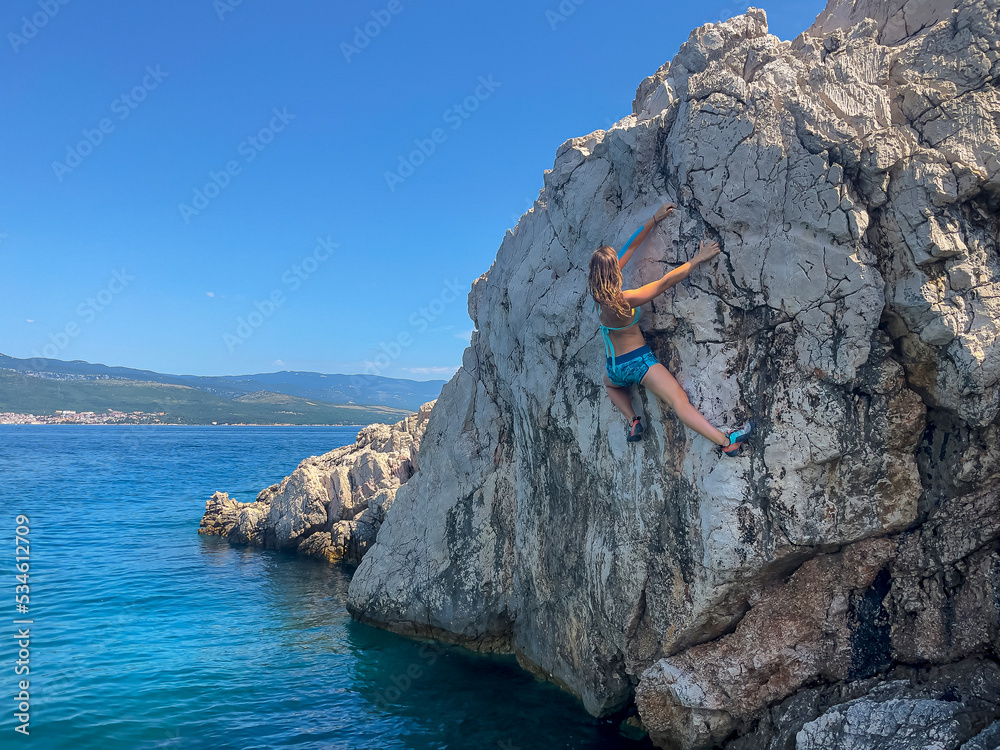 与女性登山者在深水单人攀登时的风景如画的海边位置