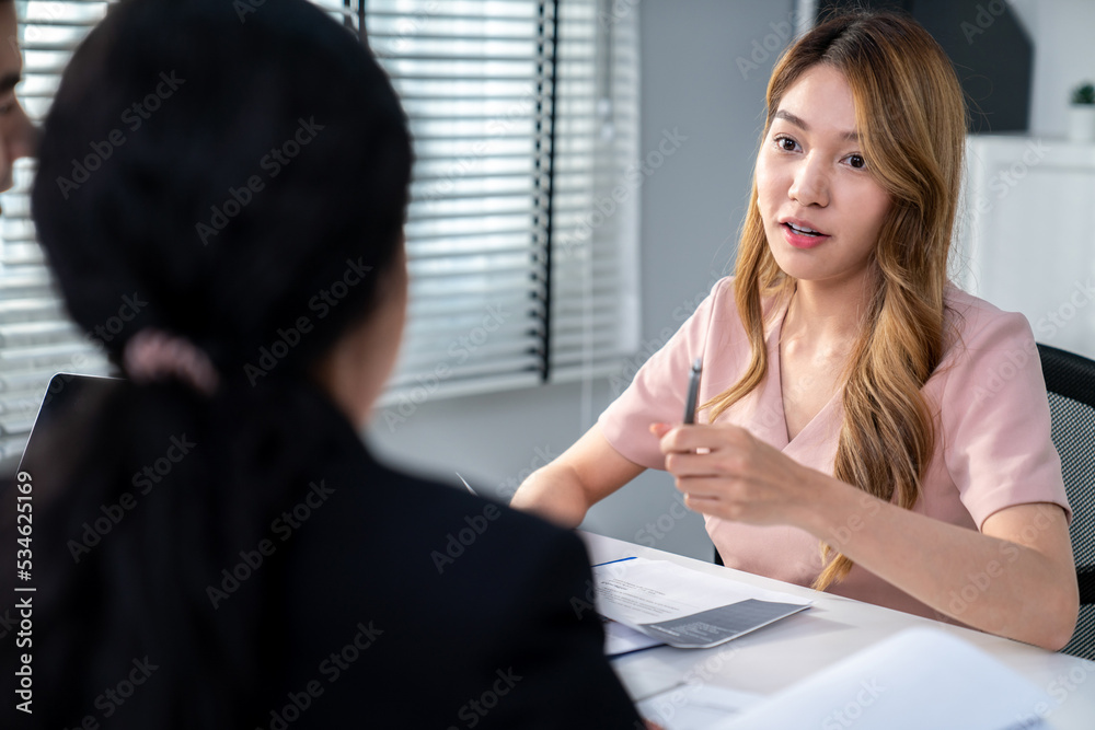 一位年轻的亚洲女性候选人试图通过自己的能力给面试官留下深刻印象。国际合作