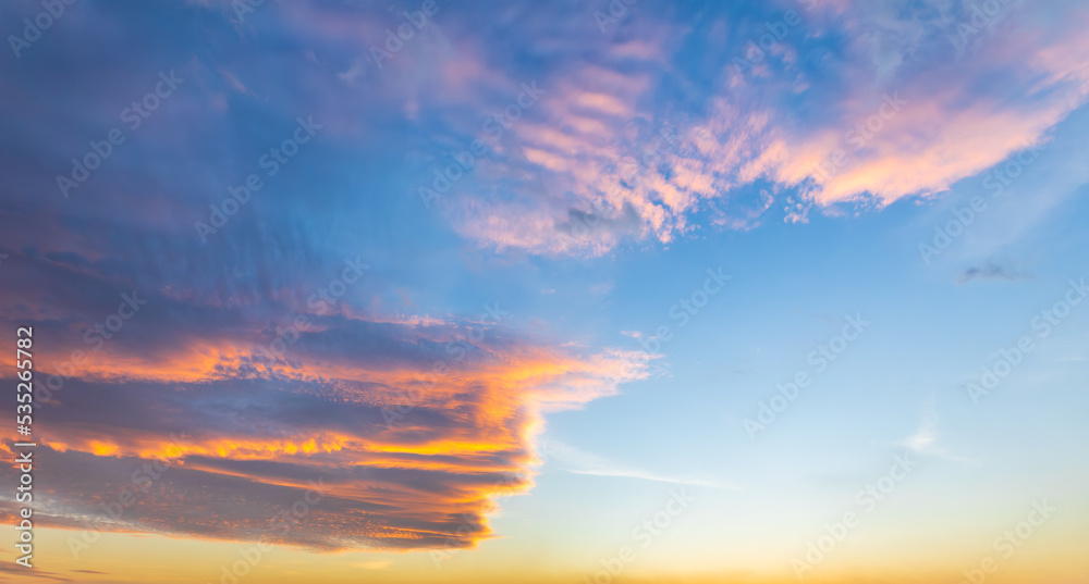 五彩缤纷的天空日落云背景