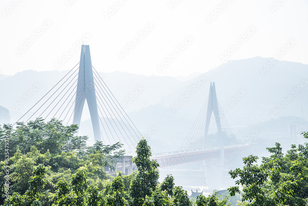 中国重庆山城雾蒙蒙的景色