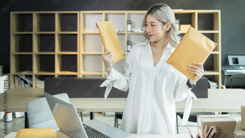 亚洲女性创业小企业企业家自由职业者，年轻成功企业亚洲女性在线