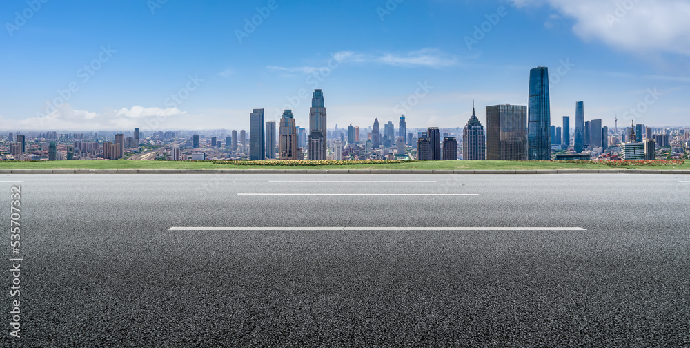 道路与现代城市建筑景观天际线