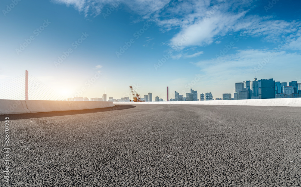 道路与现代城市建筑景观天际线