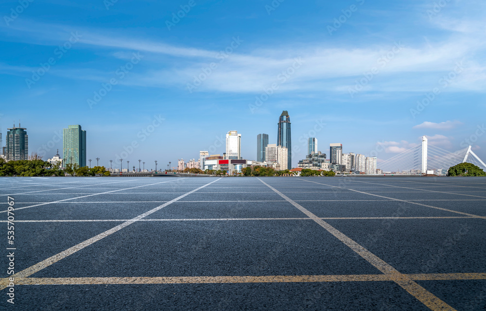 道路与现代城市建筑景观天际线