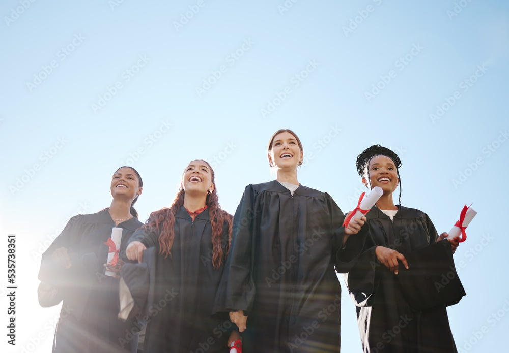 学位、毕业和研究生班的学生朋友们在教育成功典礼上感到高兴。Diversi