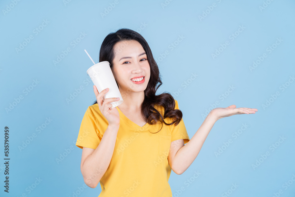 年轻的亚洲女人拿着一杯泡泡茶的照片