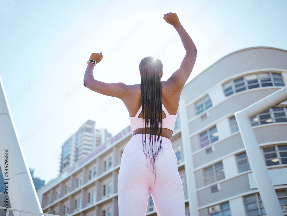 黑人女性，成功，在纽约市实现健身目标、锻炼目标和训练。