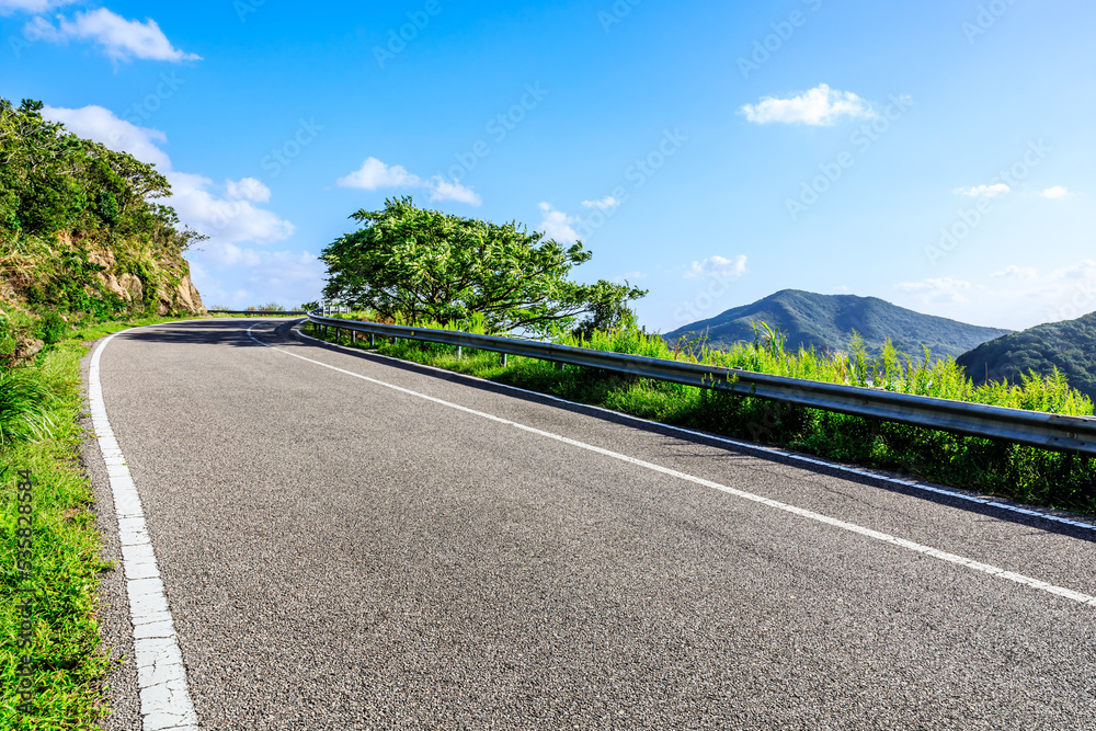 沥青路和山地自然风光背景