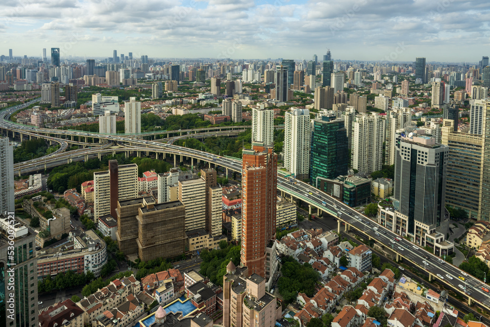 中国上海延安高架路的鸟瞰图。