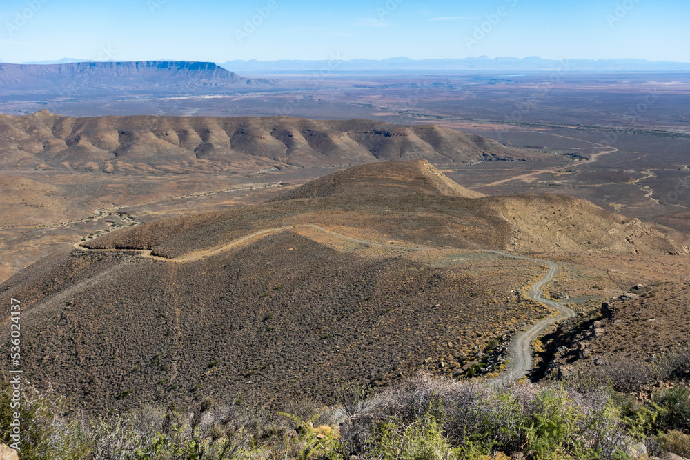 Ouberg Pass沿着Roggevild悬崖向下的景色，与Cederberg M一起俯瞰Tankwa盆地