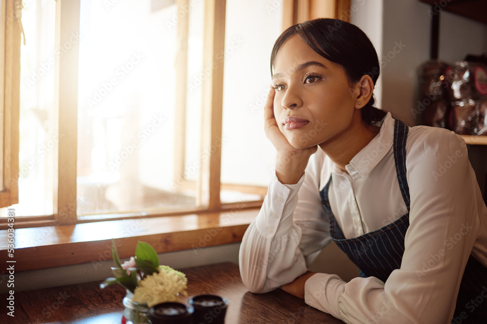 餐厅、压力和女服务员在咖啡馆工作时沮丧地想着未来的目标。累了