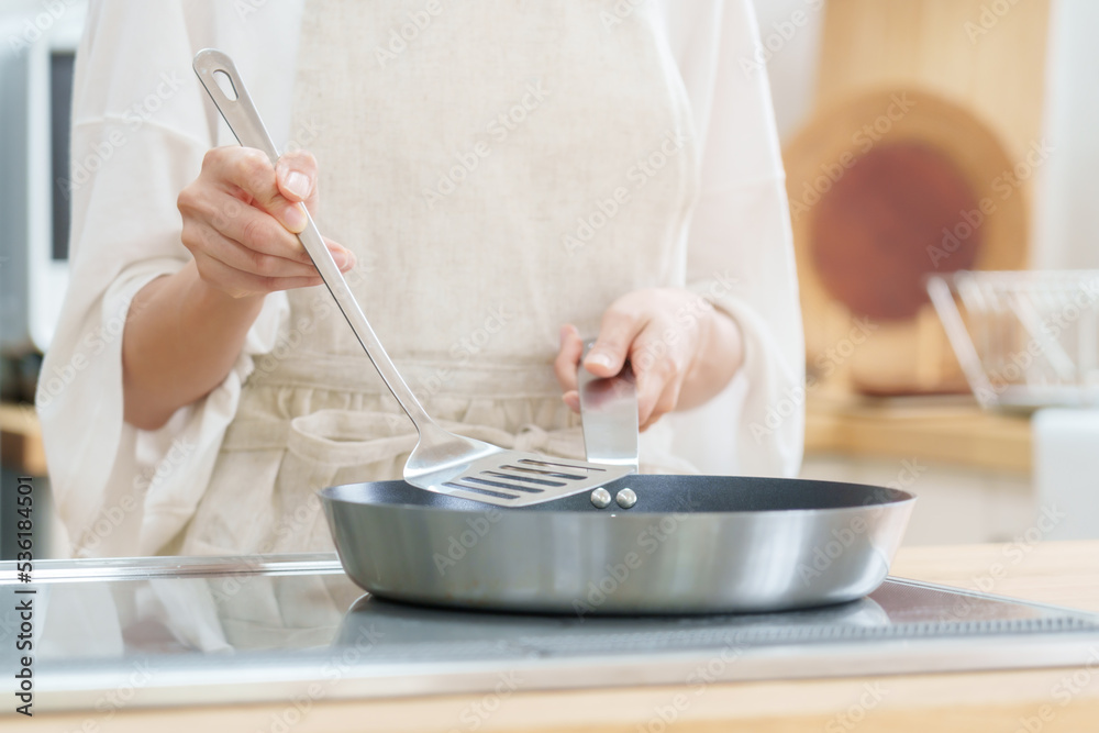 キッチンで料理をする女性