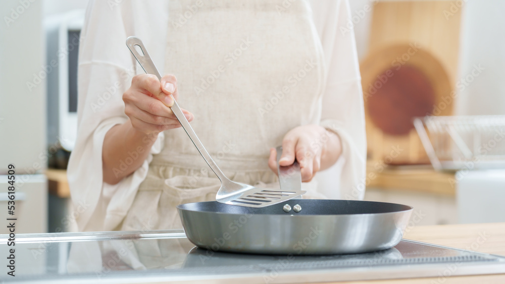 キッチンで料理をする女性