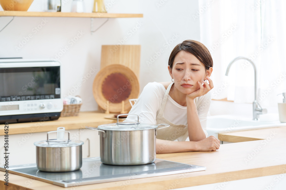 料理に失敗した主婦