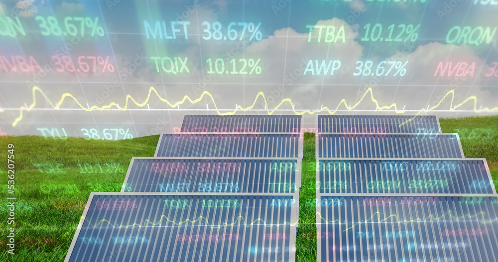 蓝天下草地上太阳能电池板上的股市数据处理图像