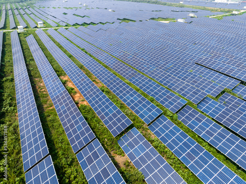 日落时农场的太阳能发电站