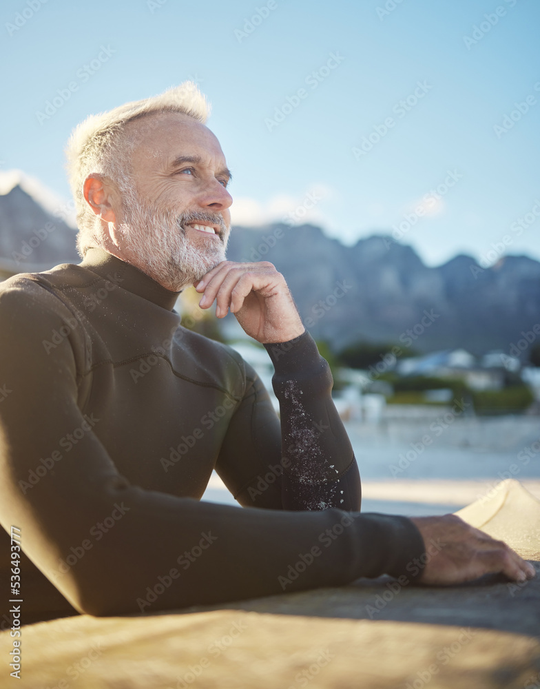 冲浪，快乐，冲浪板成熟的男人在海滩上，在夏季热带夏威夷va进行健身和冒险