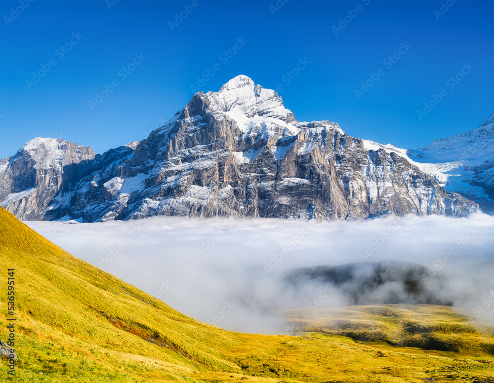 山谷中的山脉和云朵。高山中的自然景观。山脉穿过