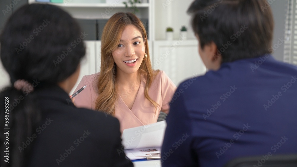 一位年轻的亚洲女性候选人试图通过自己的能力给面试官留下深刻印象。国际合作