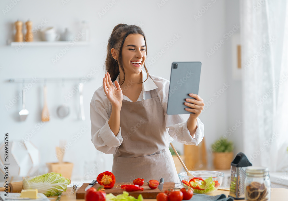 女人正在准备合适的饭菜