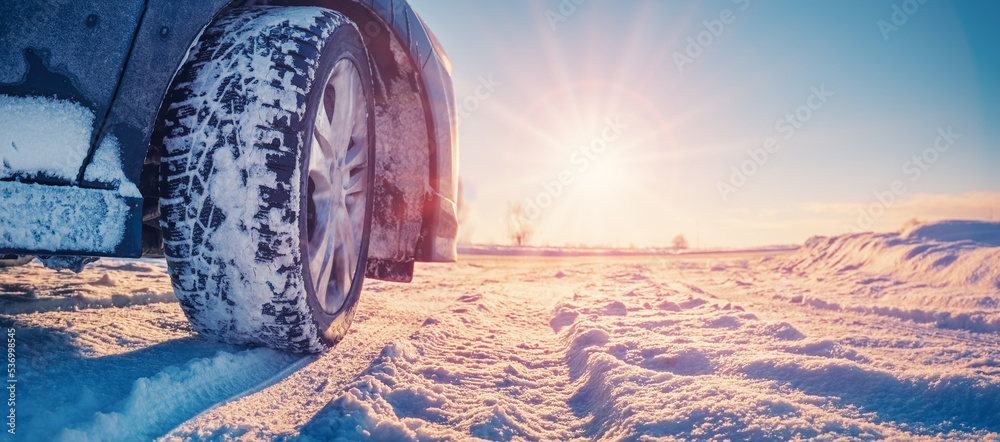 自然公园雪地路上车轮的特写