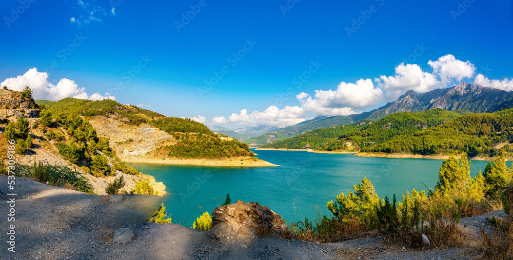 美丽的山区自然全景-群山环绕的山谷中的湖泊