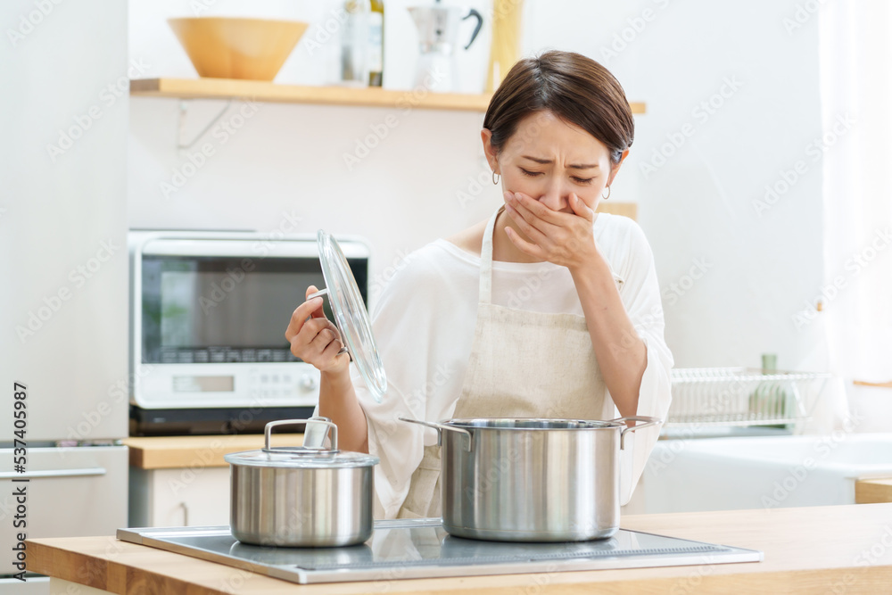 料理を失敗した女性