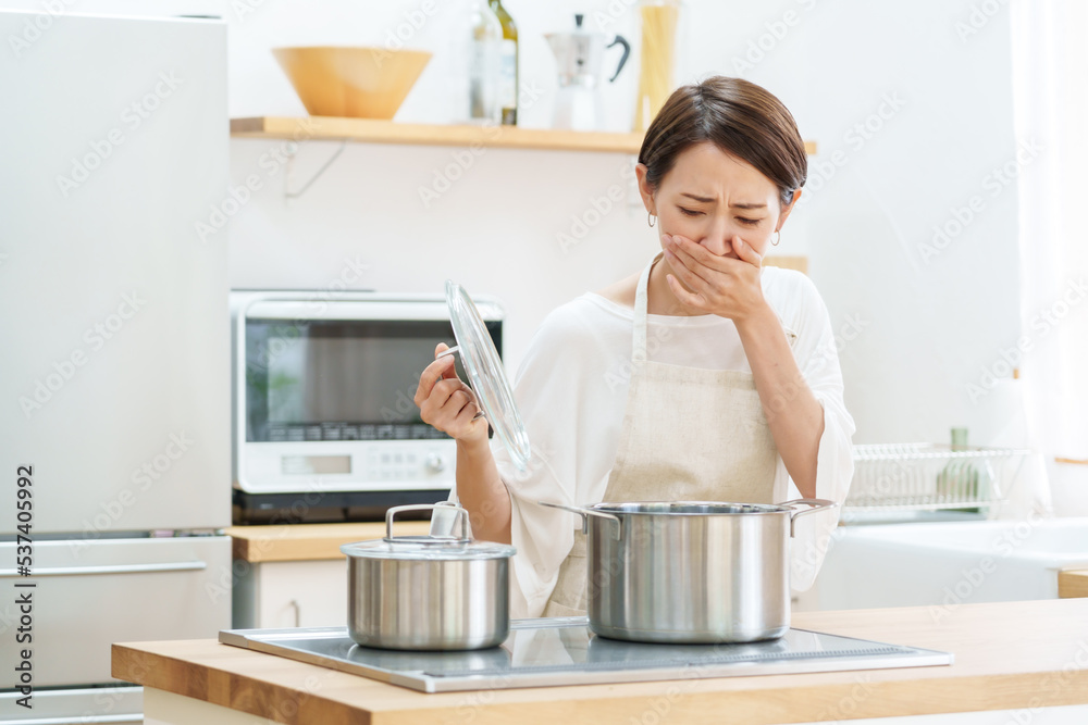 料理を失敗した女性