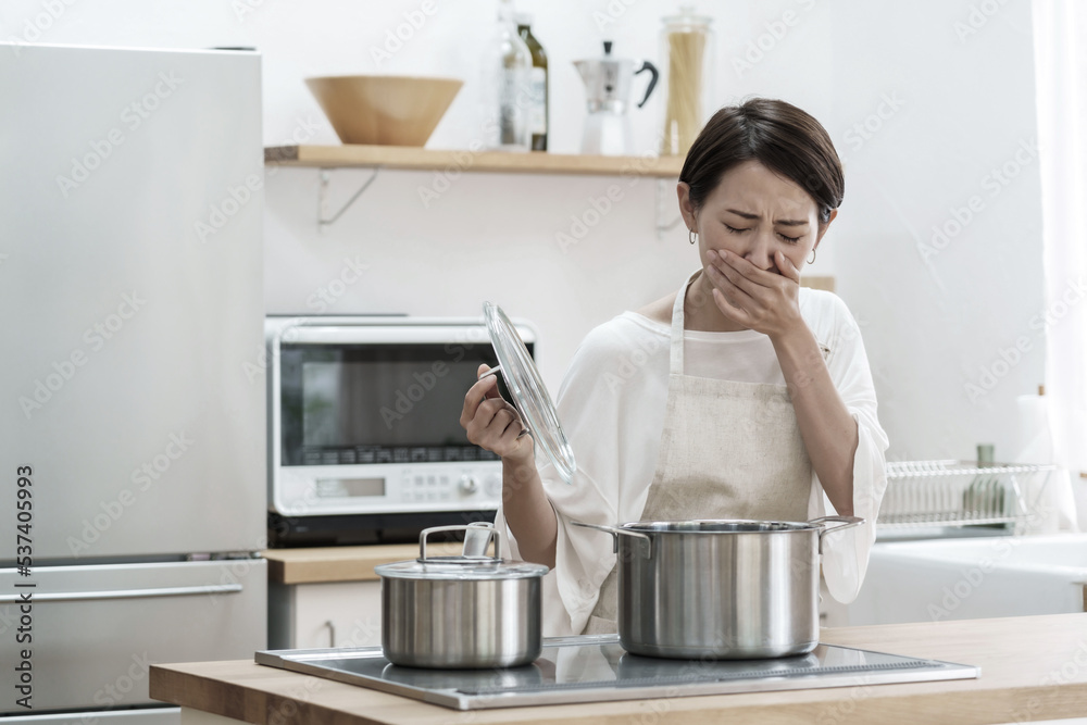 料理を失敗した女性