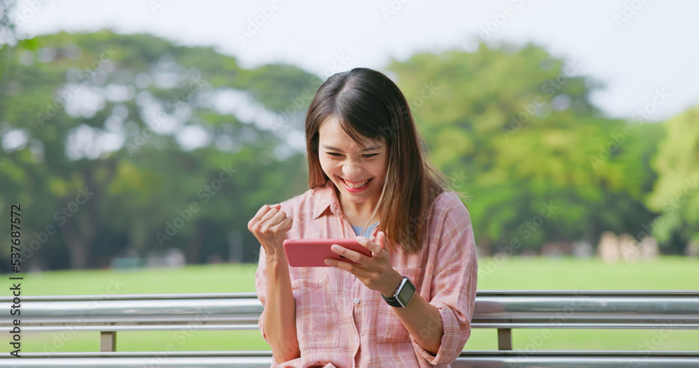 女人快乐地玩手机游戏