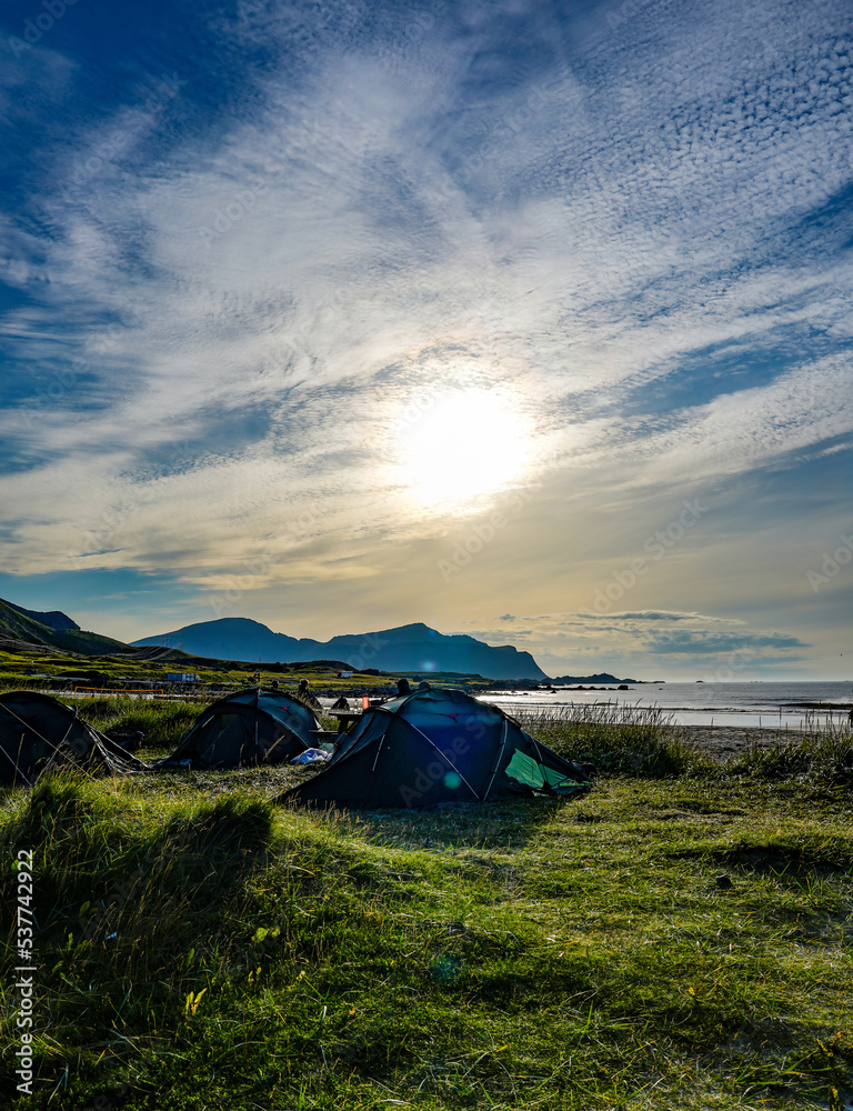 Zelten in der Natur an einem wunderschönen Strand in den Dünen auf den Lofoten in Norwegen