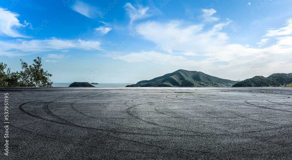 山地自然背景的沥青路和海