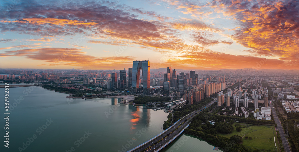 日落时分，中国苏州城市天际线和现代商业建筑的鸟瞰图。