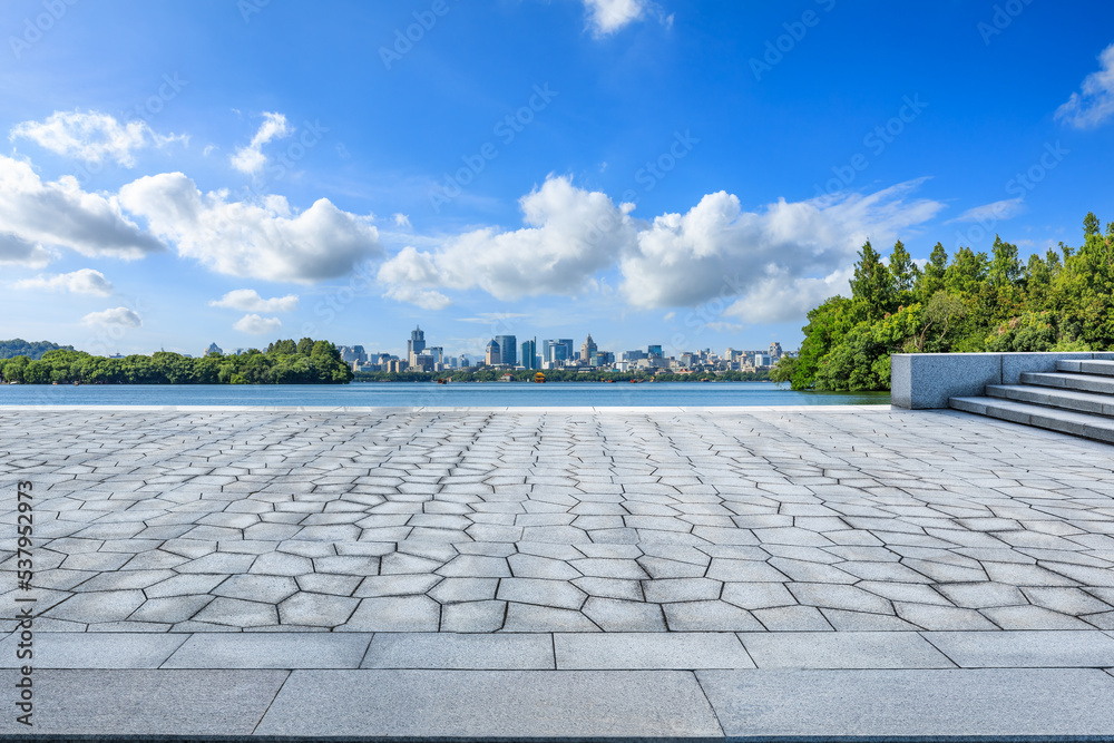 中国杭州，空旷的城市广场和绿树与现代城市天际线。