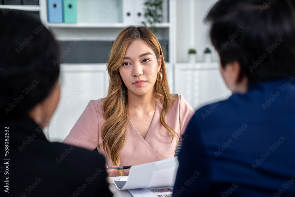 一位年轻的亚洲女性候选人试图通过自己的能力给面试官留下深刻印象。国际合作