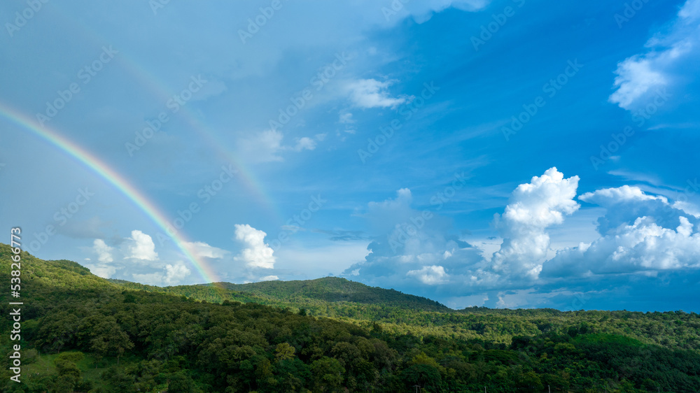 山上天空中的彩虹，在大自然中飞行的全景，雨中的彩虹，鸟瞰图